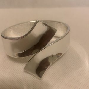 Gorgeous silver tone hinge bracelet/ opens to put it in NWOT
